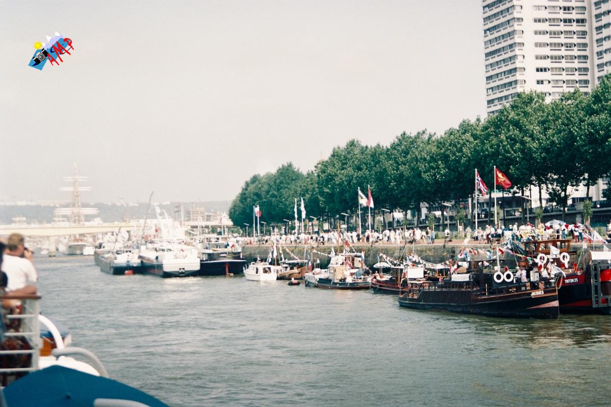 A1999-07_13A_B317_022_HG